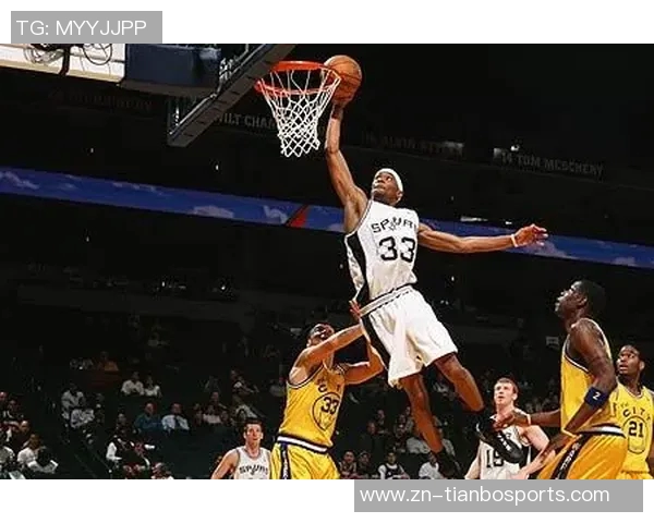 他以2米36的惊人高度轻松扣篮创下美国大学篮球历史新纪录