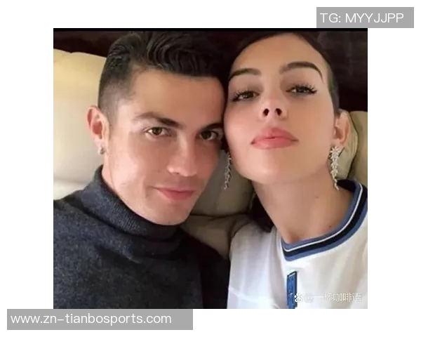 C罗获环足奖感言感谢妻子乔治娜台下微笑展幸福瞬间