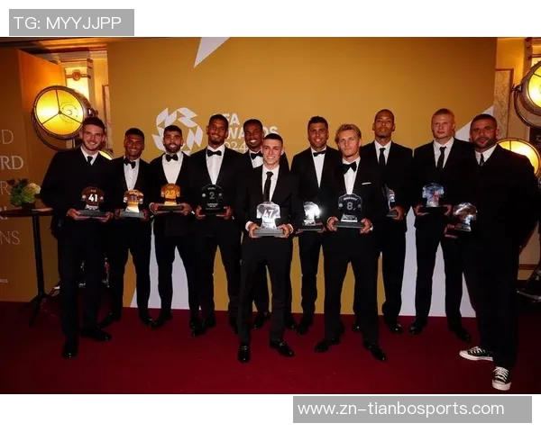 帕尔默荣获PFA年度最佳球员奖杯照片曝光引发热议